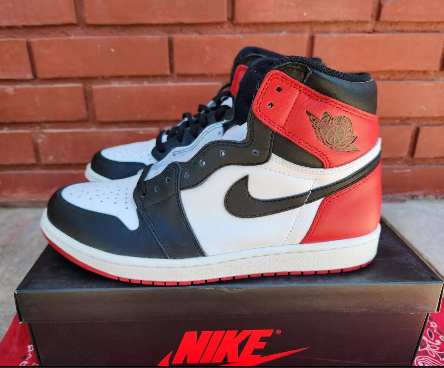 Nike Air Jordan 1 Retro Chicago 