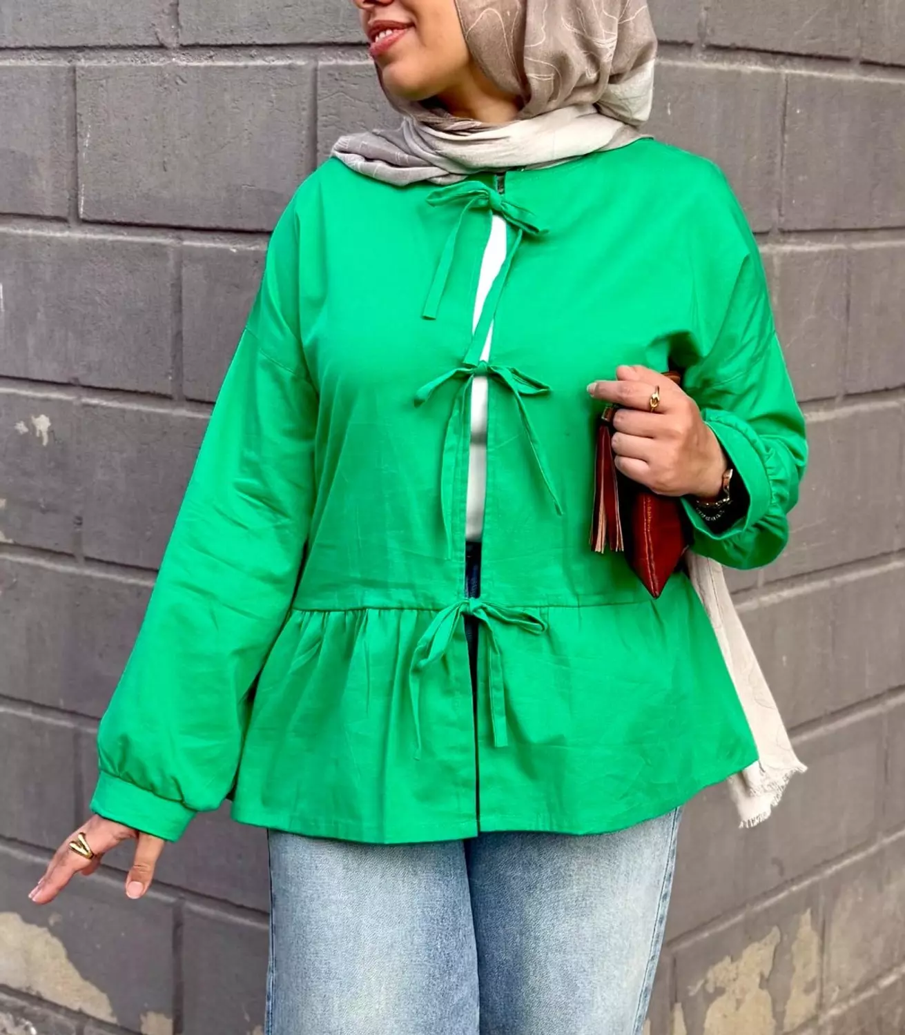 <p>BOW BLOUSE IN GREEN</p>
