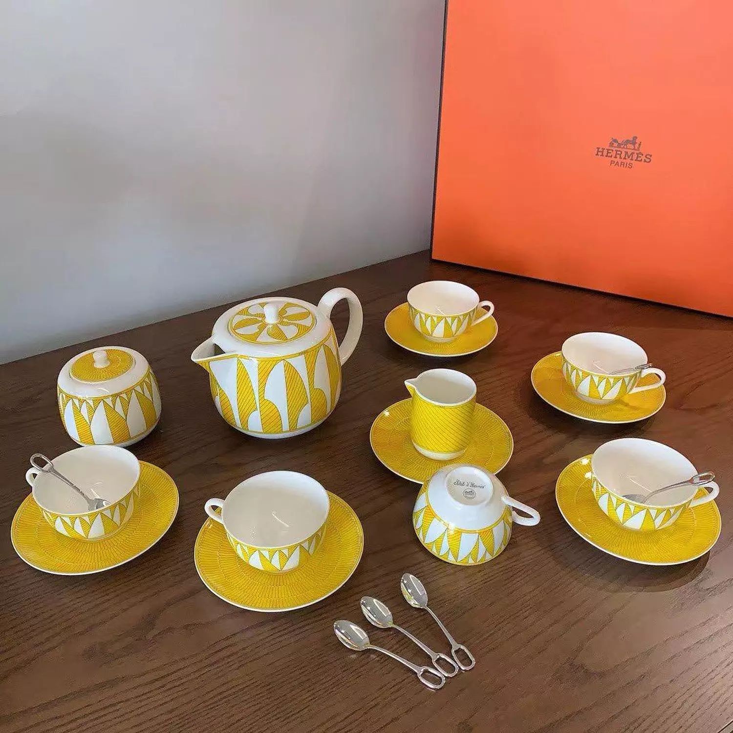 Hermès Soleil d'Hermès porcelain tea set in a bright yellow and white pattern 7