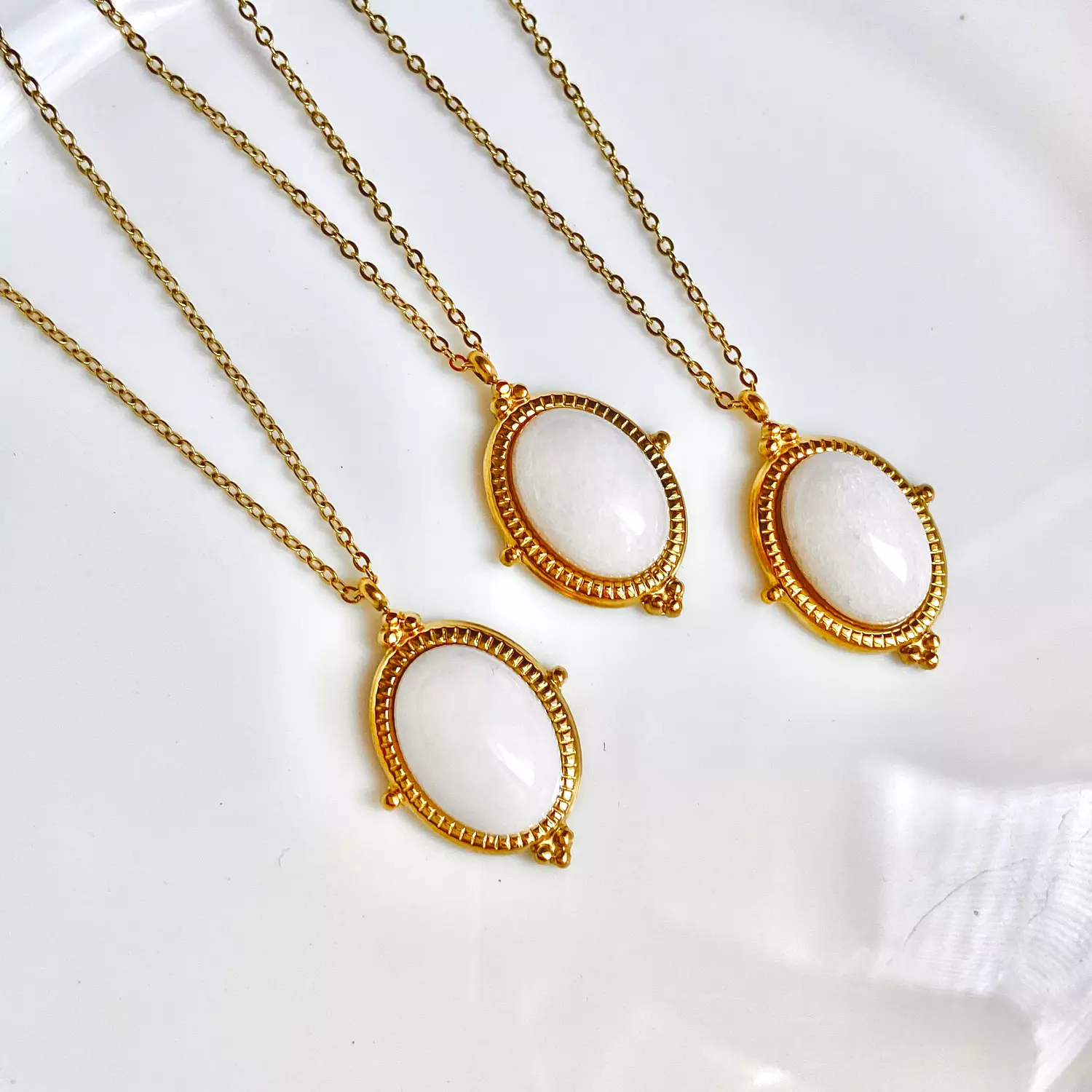A stainless steel necklace with a white stone in the center, Royal-style  2