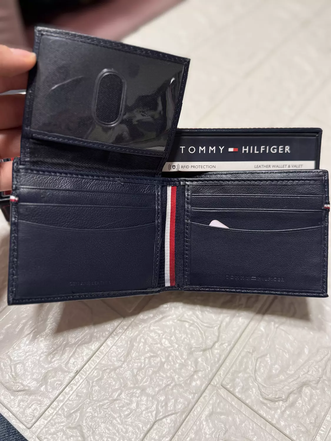 Tommy Hilfiger Men’s Navy Leather Wallet – RFID Protection image