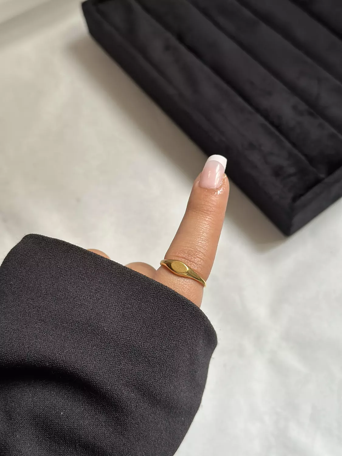 Oval signet ring 1