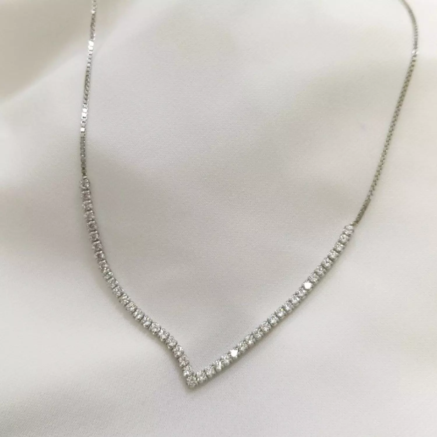 V necklace  image