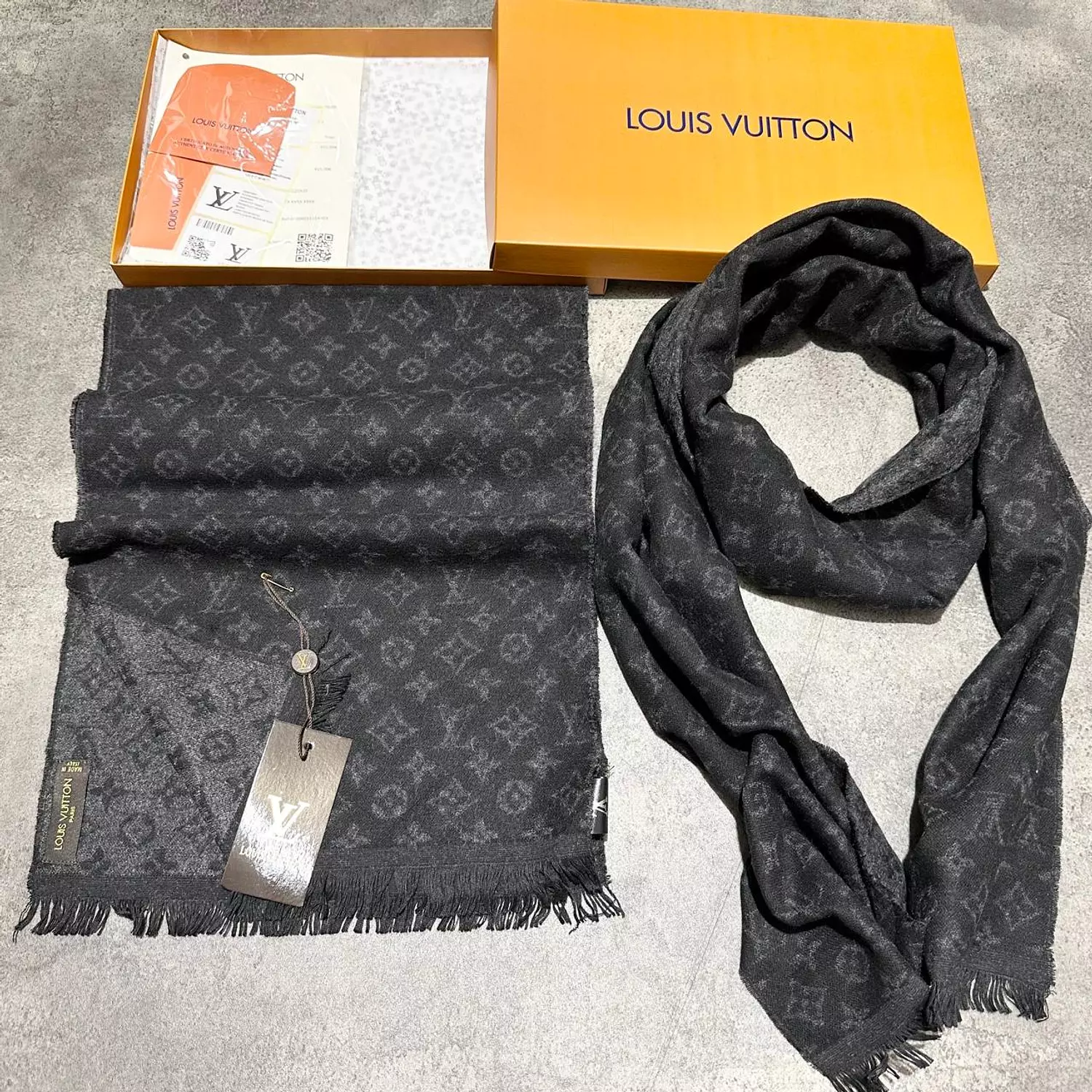 LOUIS VUITTON SCARF BLACK-1827 image