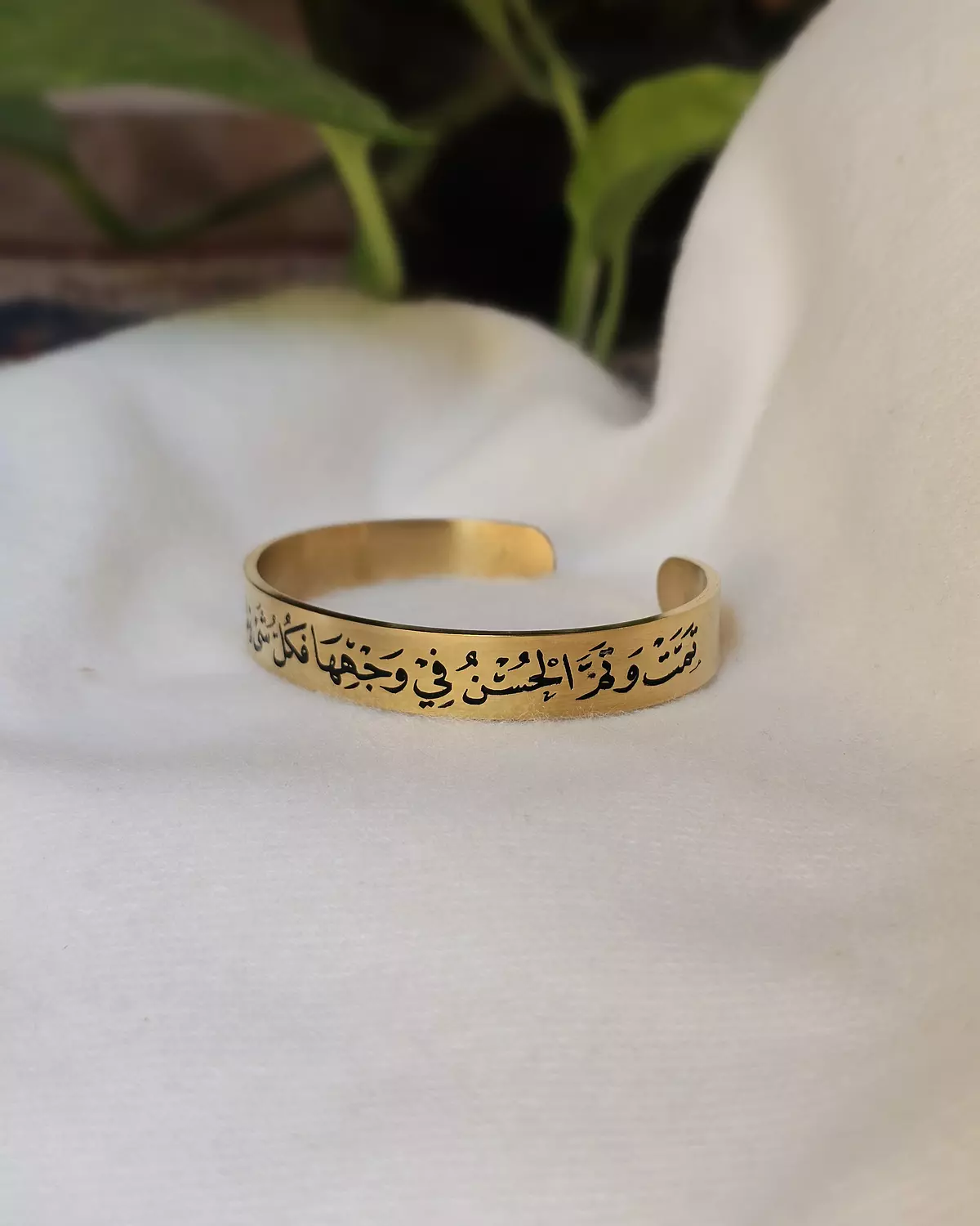تَمَّت وَتَمَّ الحُسنُ في وَجهِها .. فَكُلُ شئ ما خَلاها مُحال/إسورة hover image