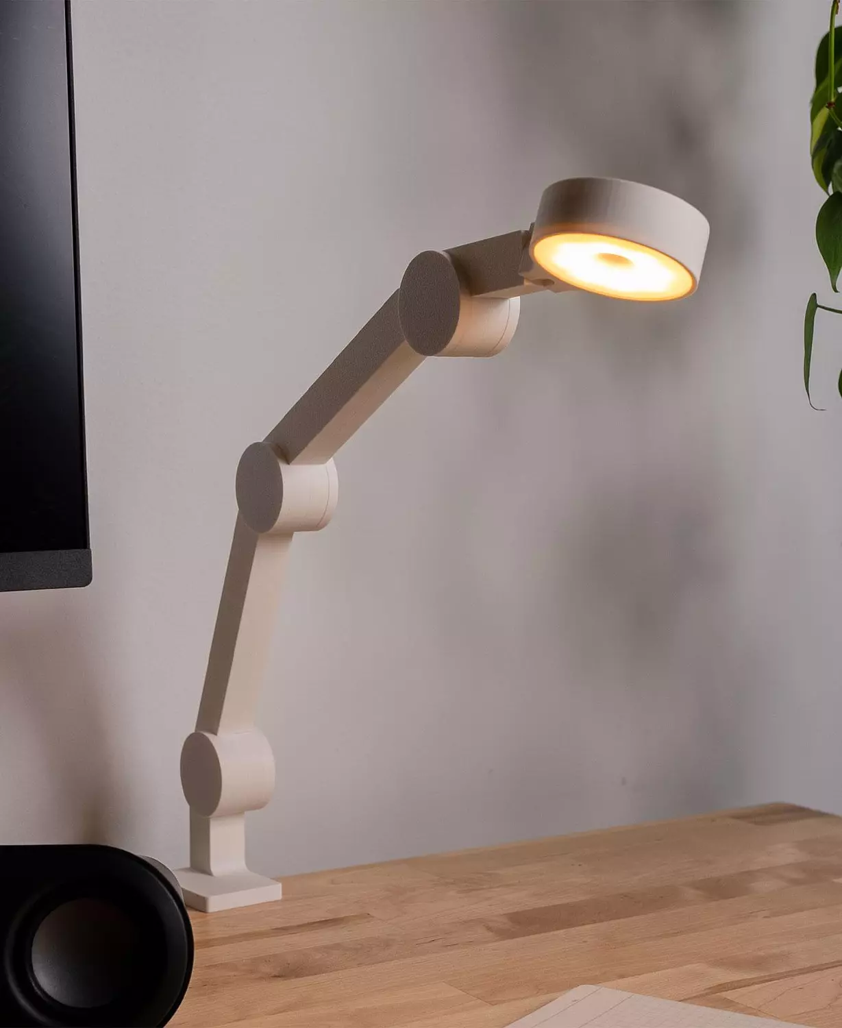 Articulating Task Lamp 3