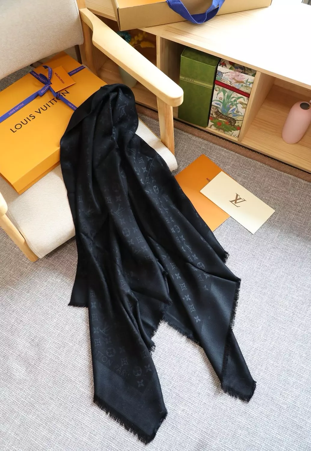 Lv scarf image