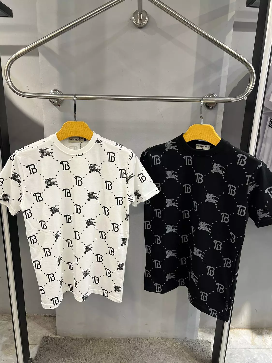 BURBERRY TSHIRT / 1482 8