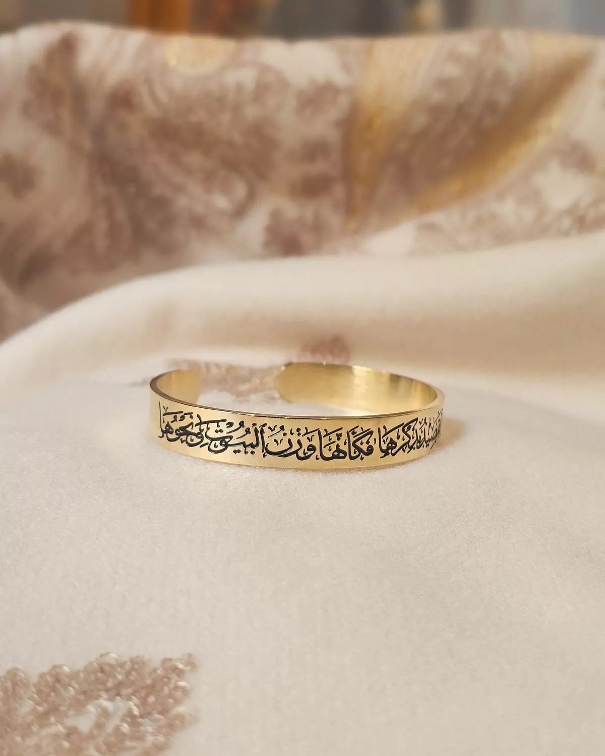 عربيةٌ زانَ القصيدُ بِذِكْرها فكأنها وزنُ البيوتِ ونَحْوُها/إسورة hover image