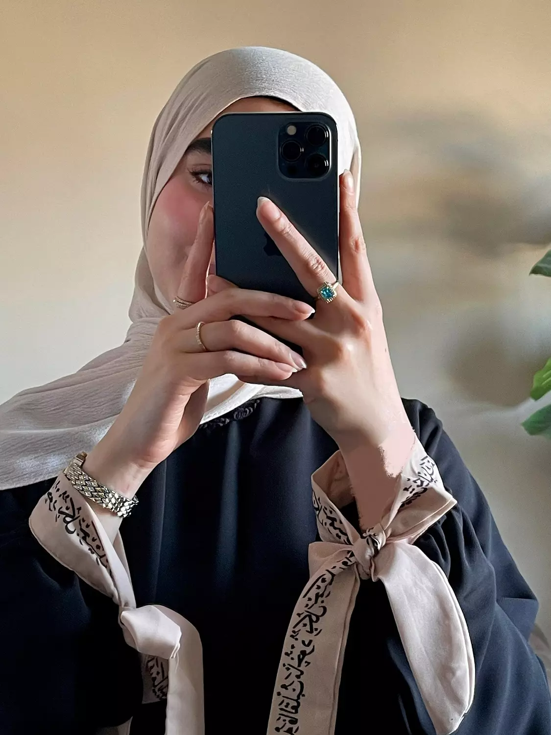 واختر لقلبك ما يليق بحسنه/ عباية hover image