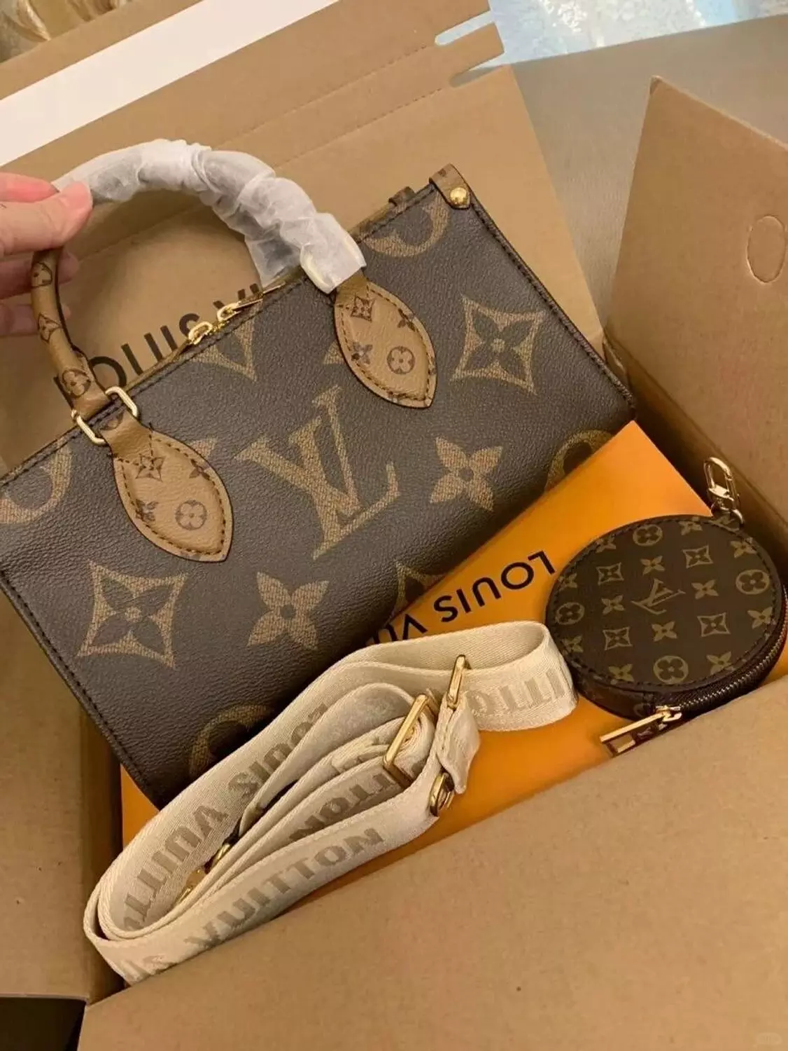 Lv on the go  image