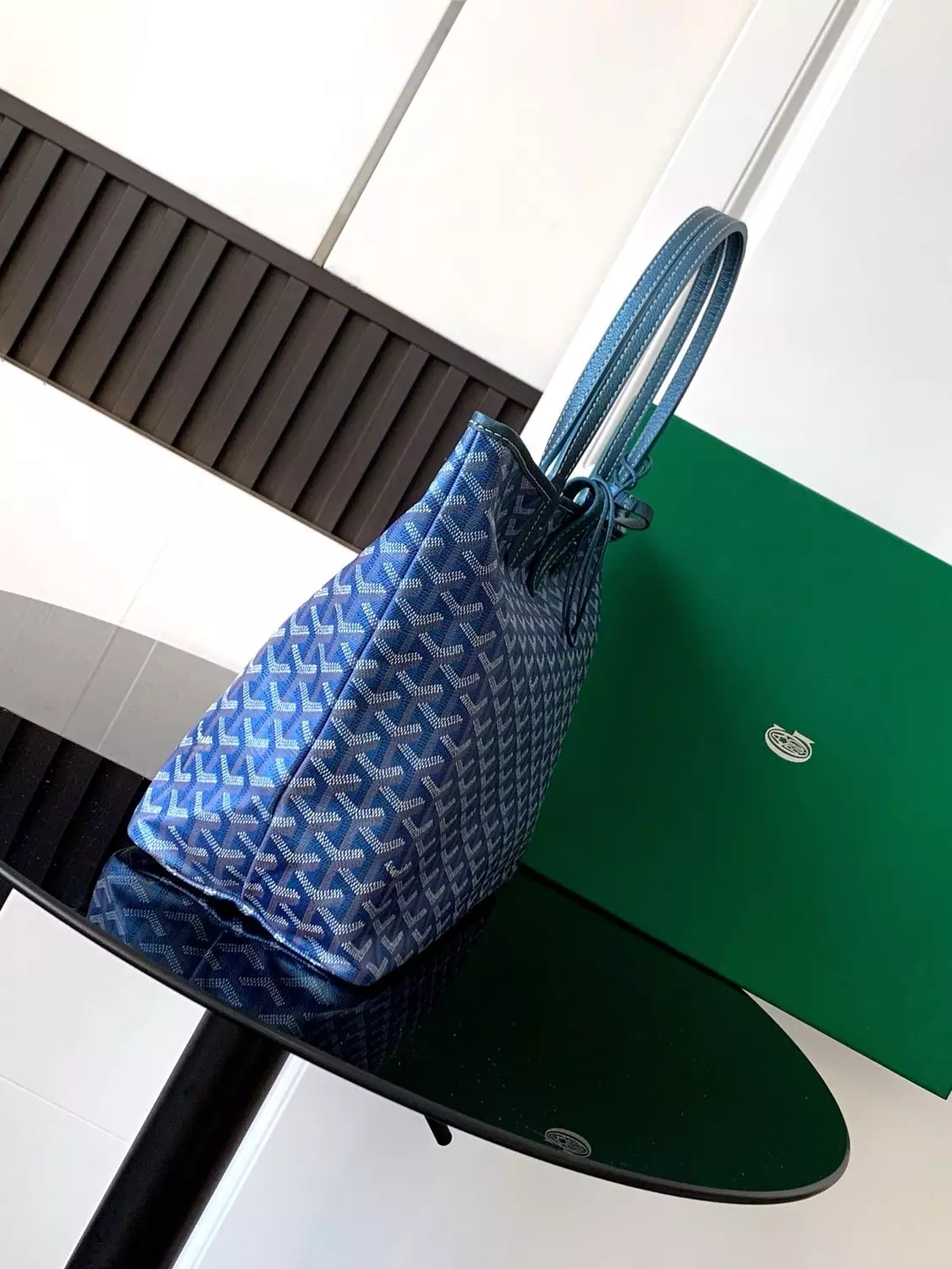 Go yard This limited-edition handbag is crafted from unique pearlescent GOYARDINE canvas,Pearl blue 2