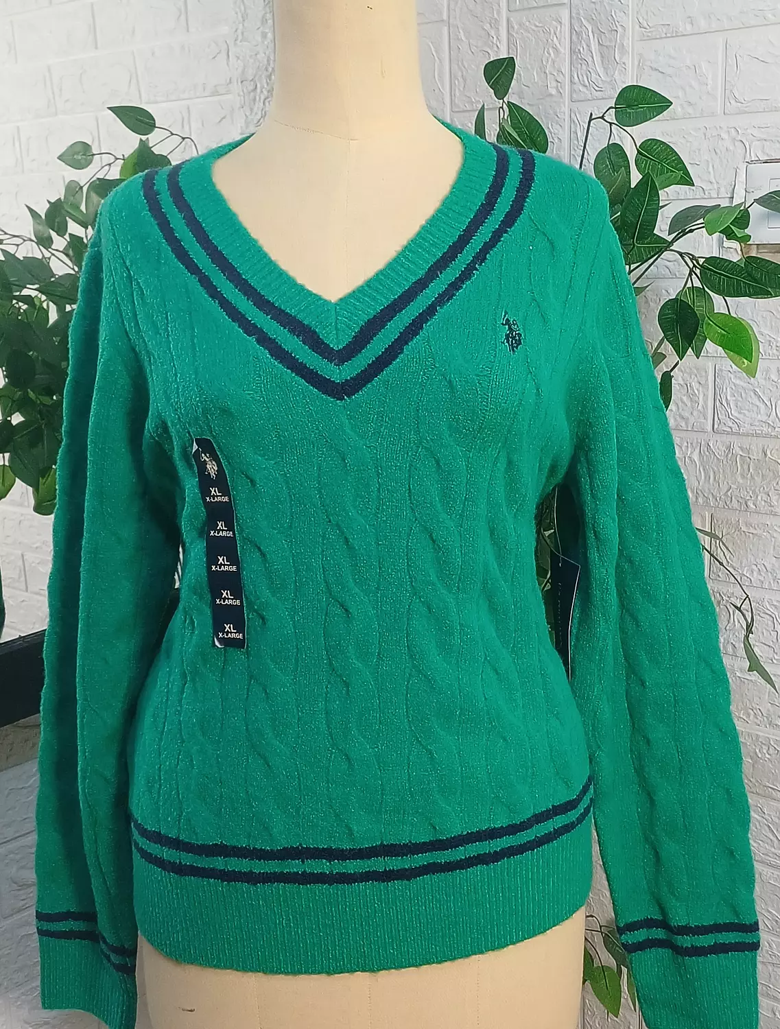 Classic Cable-Knit V-neck sweater Vibrant Kelly Green image
