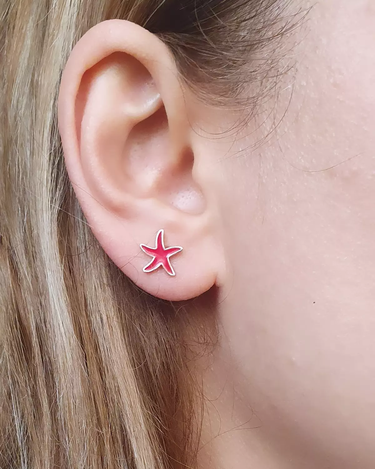 Red star earrings image