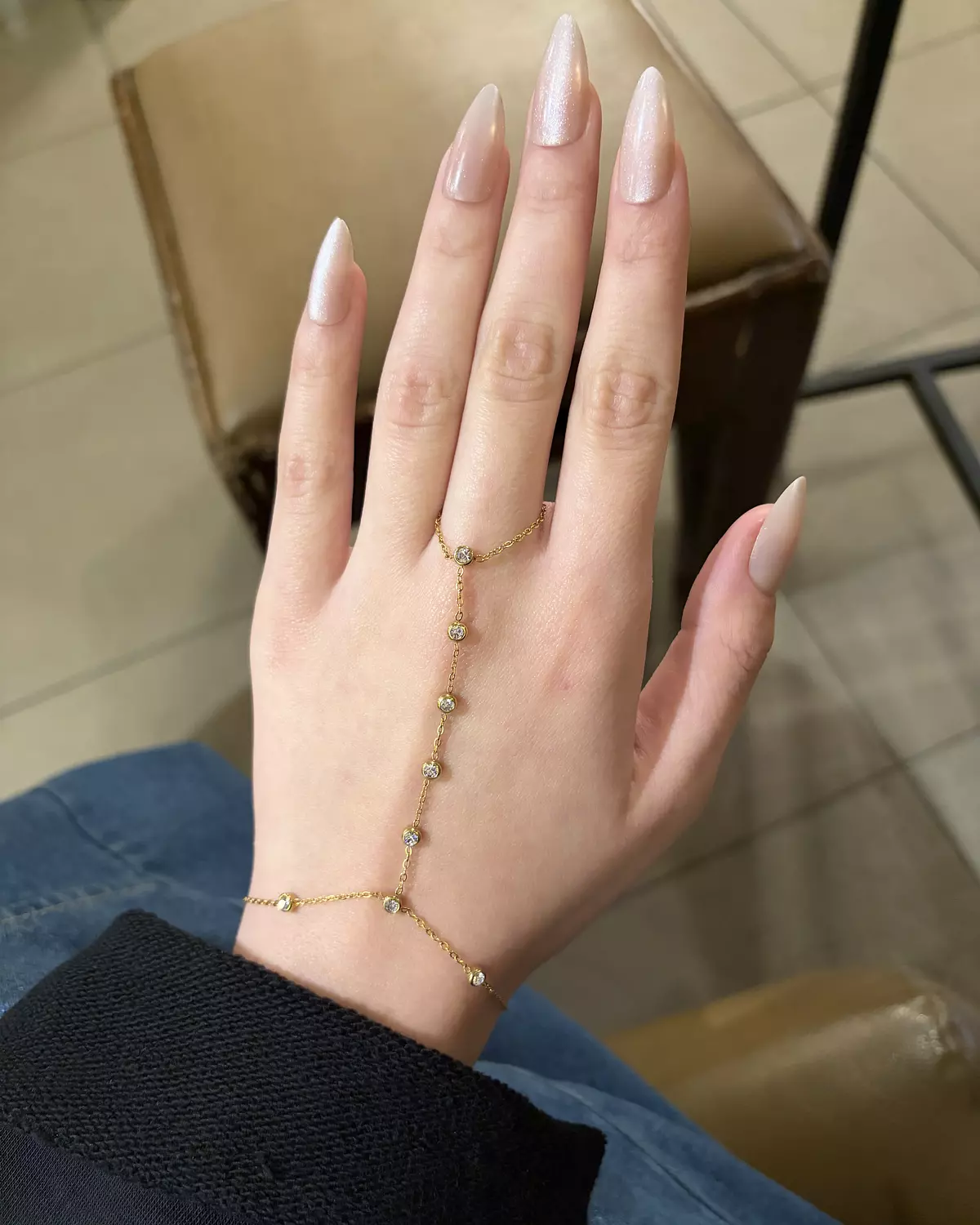 Stainless steel hand chain with eight crystals image