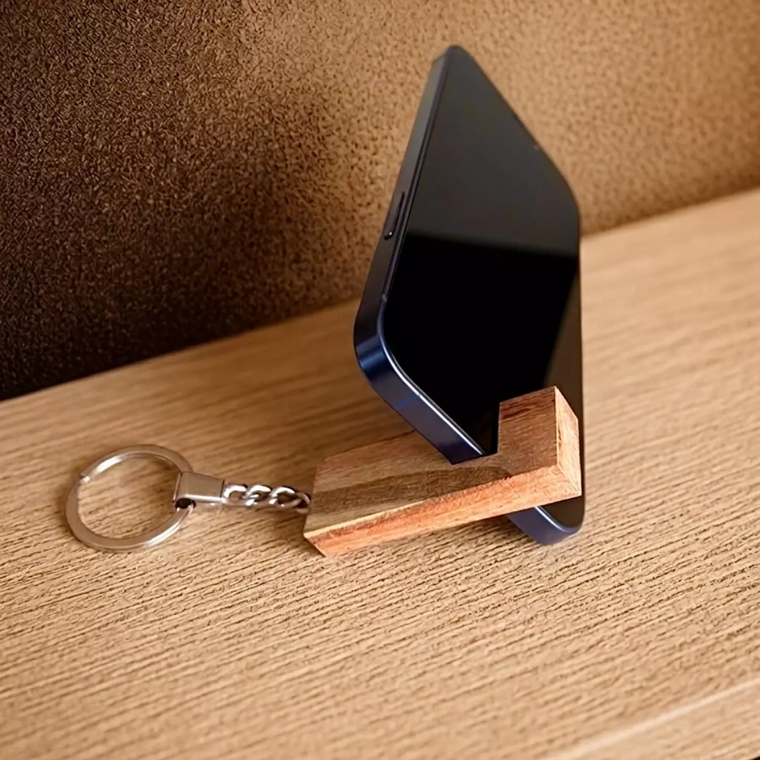 Wild keychain Mobile Stand image