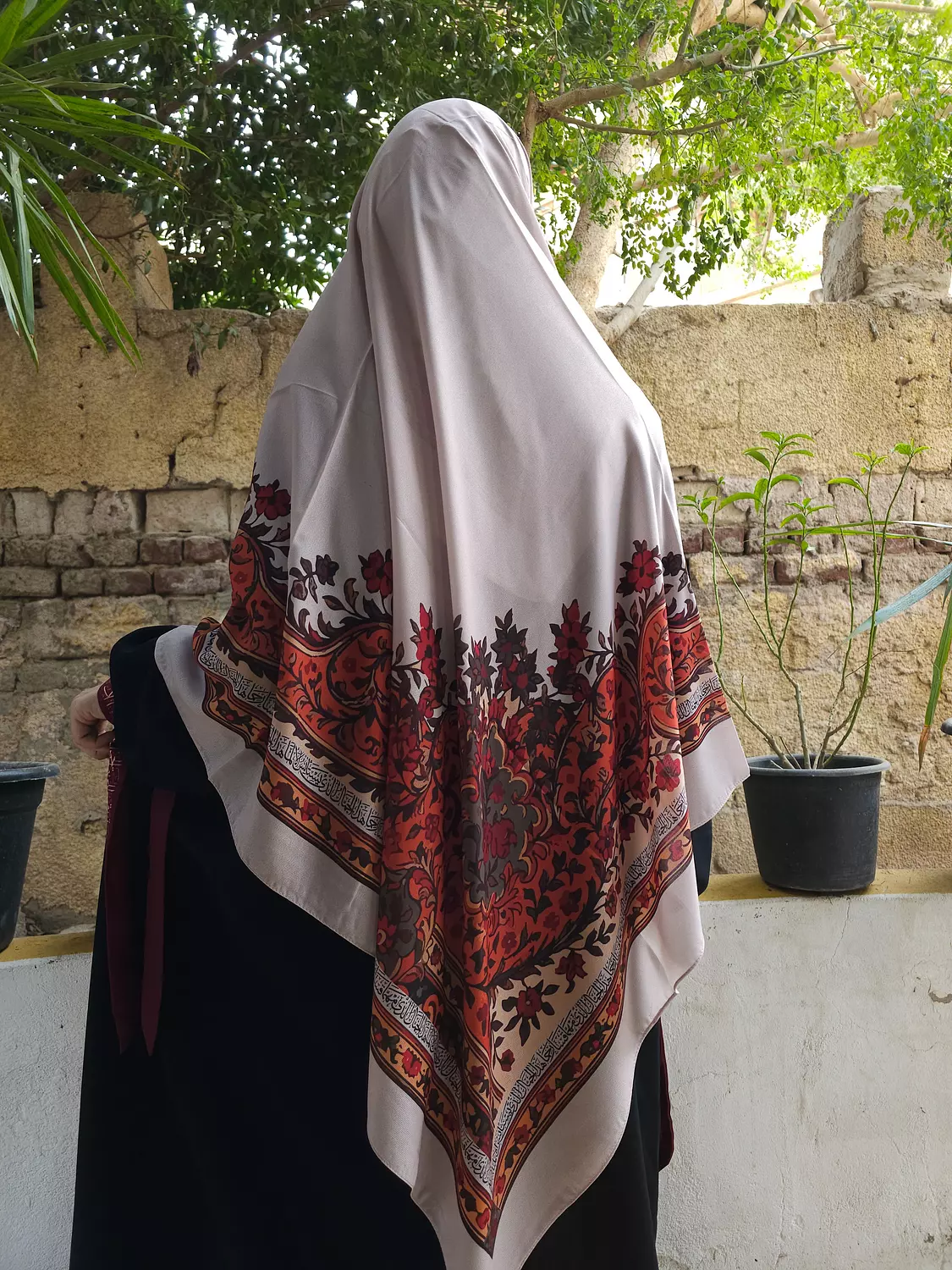 هذا الجمال الذي مهما قسا رحِما\خمار image