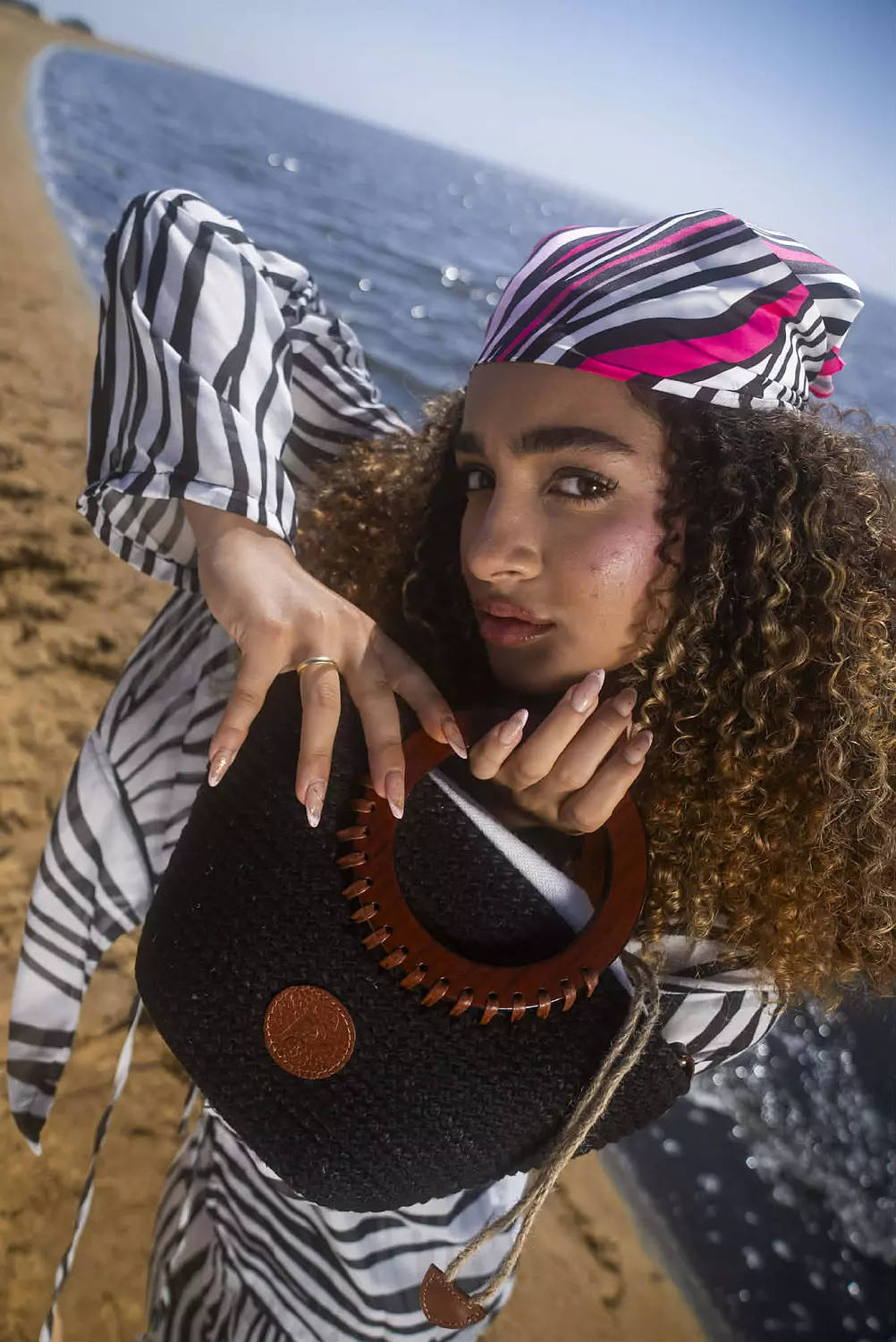 <p style="text-align: start"><span style="color: rgb(170, 127, 46)"><strong>Mini Noir beach bag</strong></span></p><p style="text-align: start"><strong><br></strong></p>