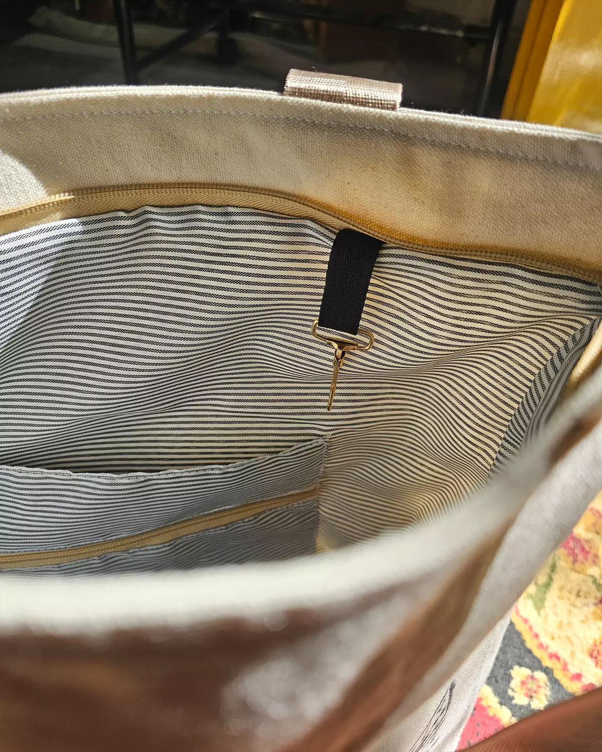 للحرية الحمراء بابٌ/توت باج hover image