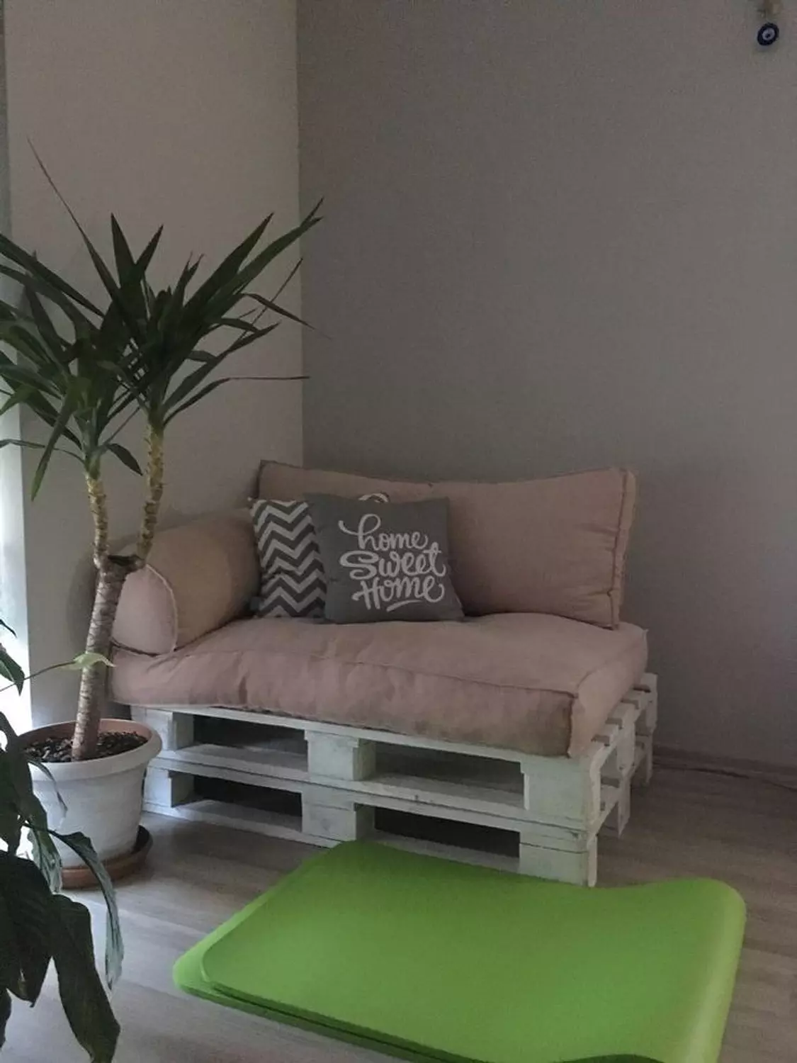 Pallet sofa 9