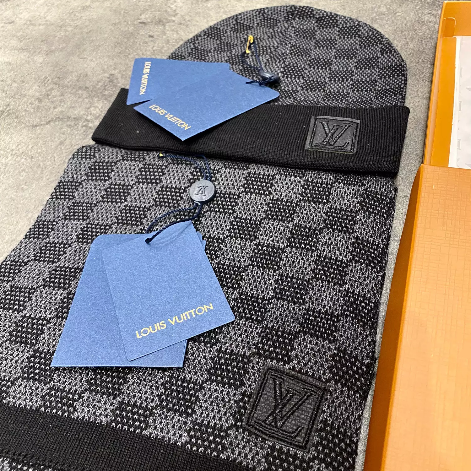 LOUIS VUITTON SCARF & ICE CAP -1928-192 image