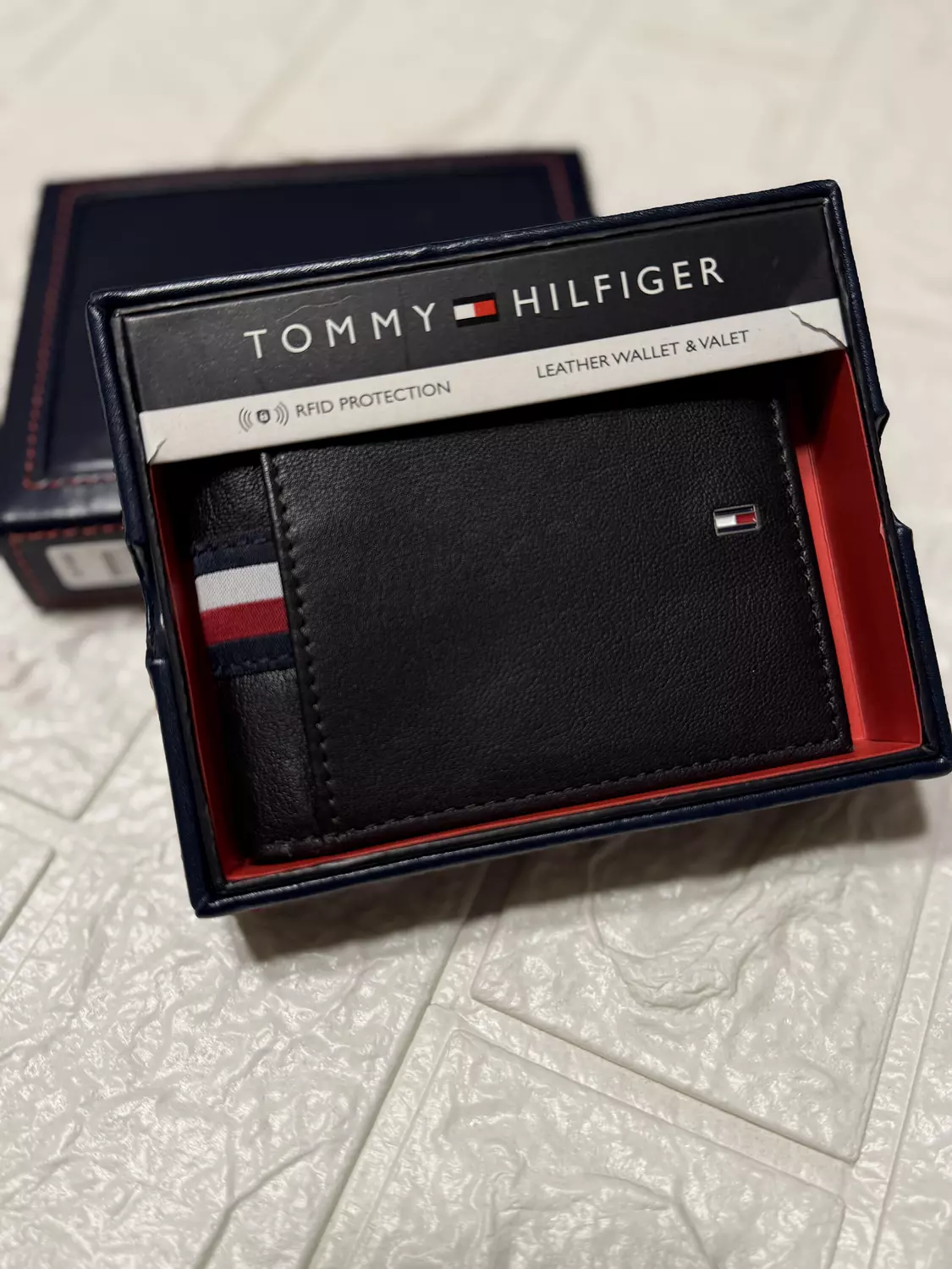 Tommy Hilfiger Men’s Leather Wallet with Fabric Stripe – RFID Protected image