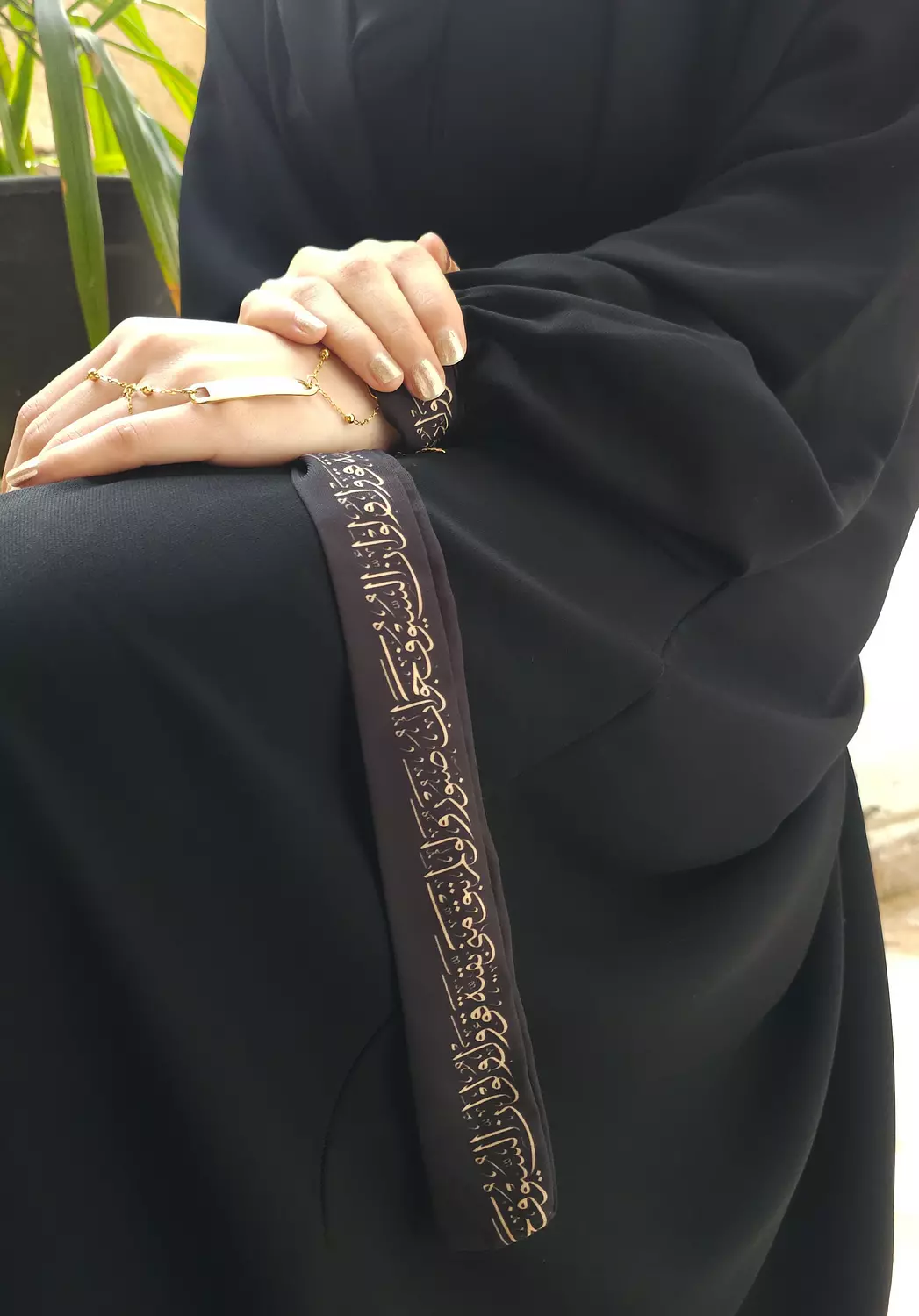 صبور ولو لم تبق مني بقيةٌ/ عباية hover image