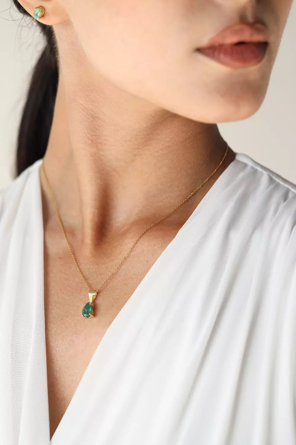 Pear Emerald 18k gold necklace hover image