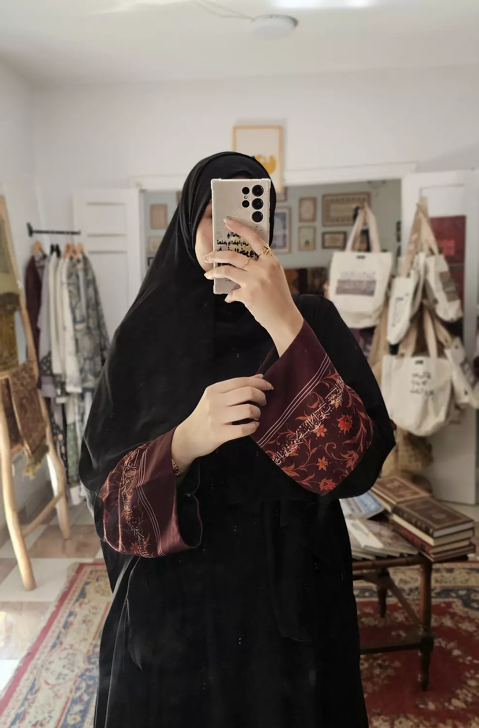 غريب على الدهر حسنك/عباية image