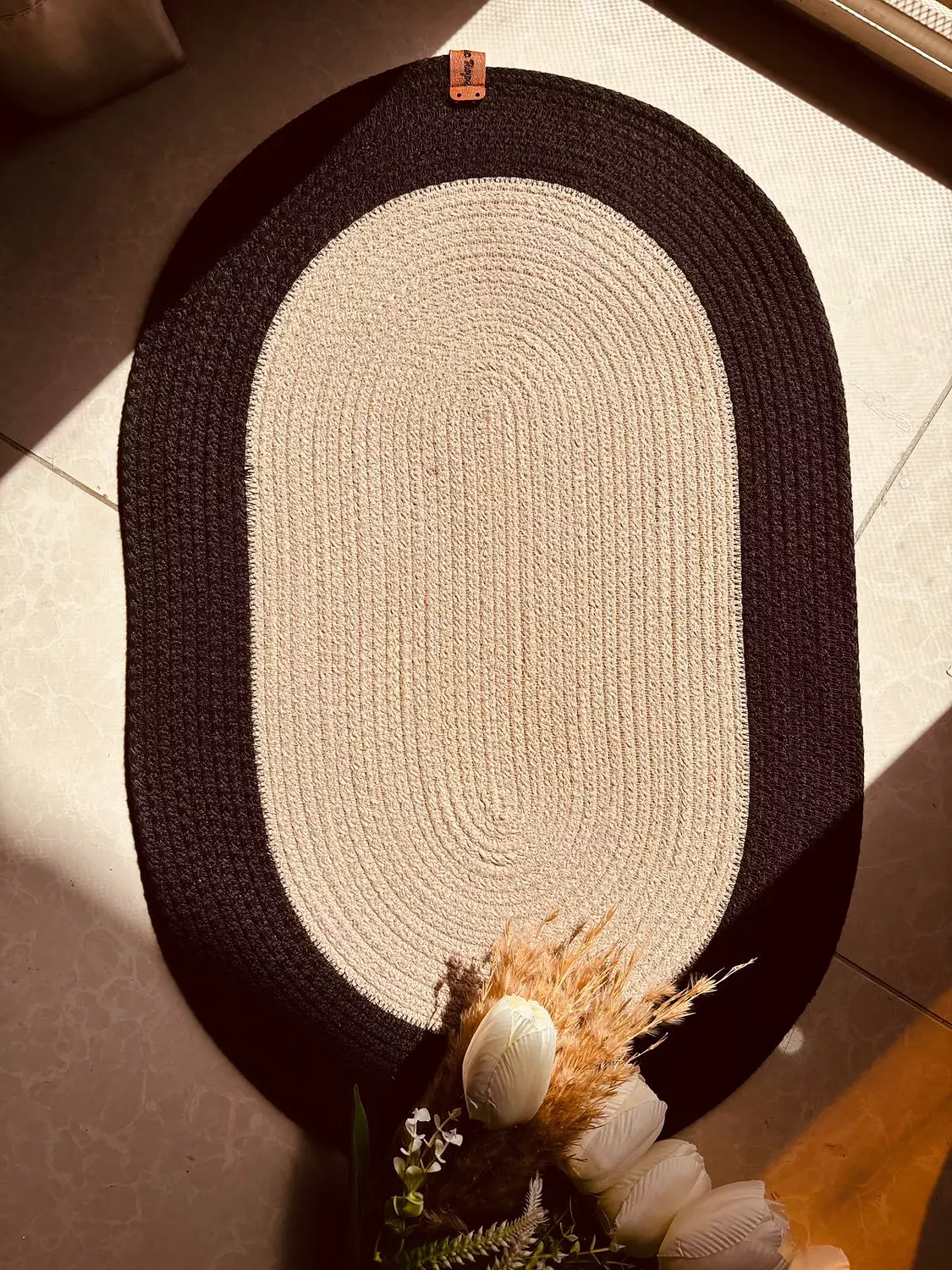 Oval lined Rug image