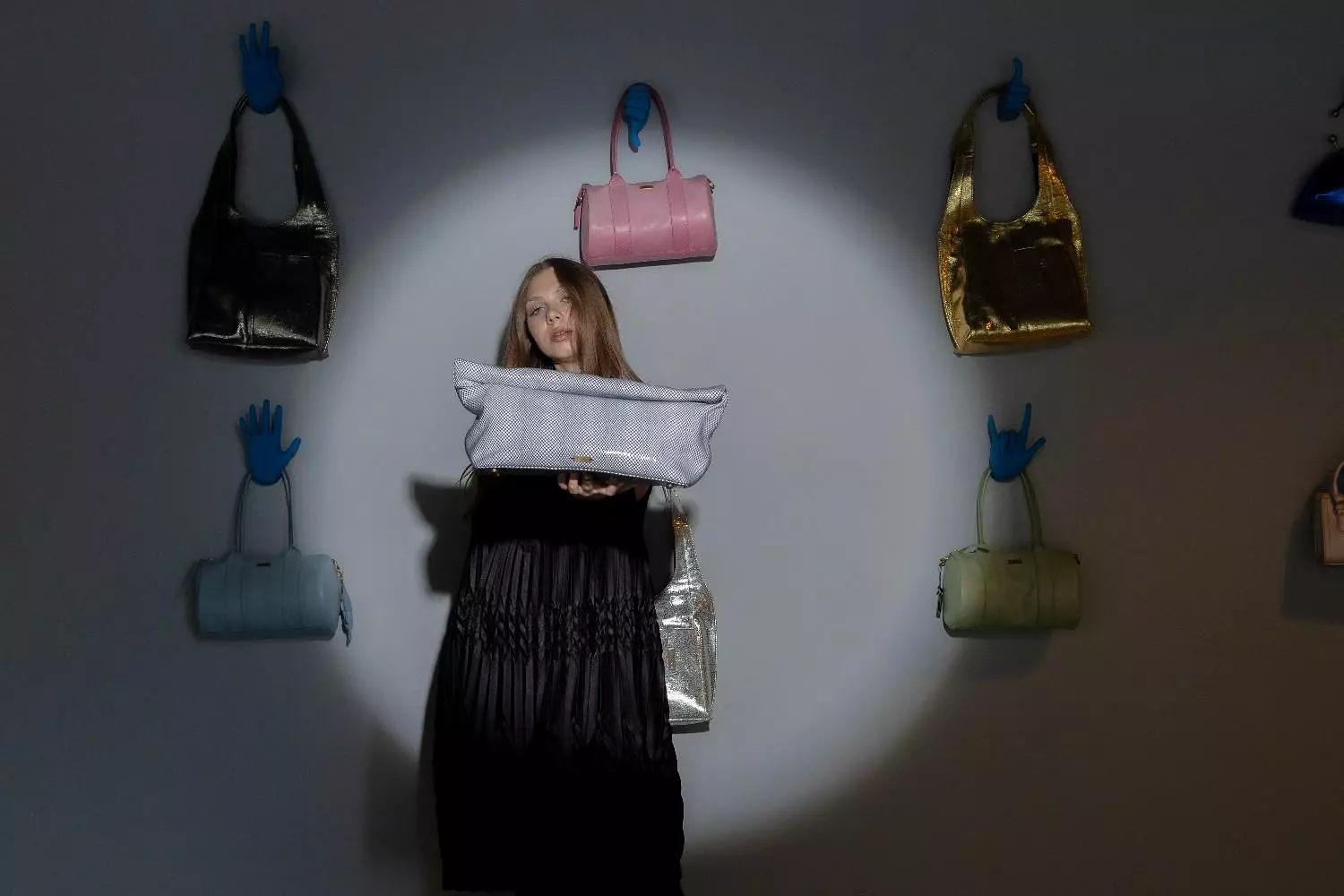 Naya in White & Black Snake  4