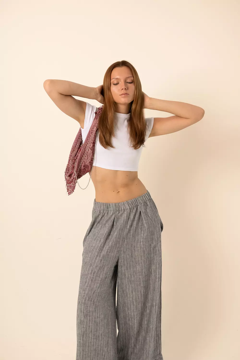 <p><strong>Wide-Leg Pants in silver Stripes - Dark Grey</strong></p>