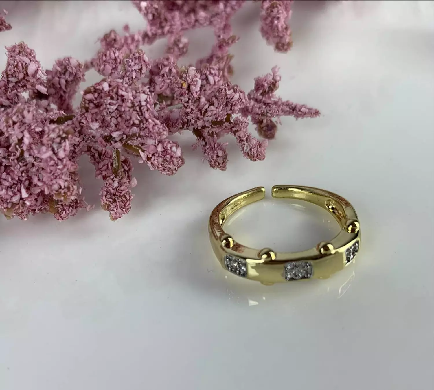 Gold pleated Ring with zircon diamonds image