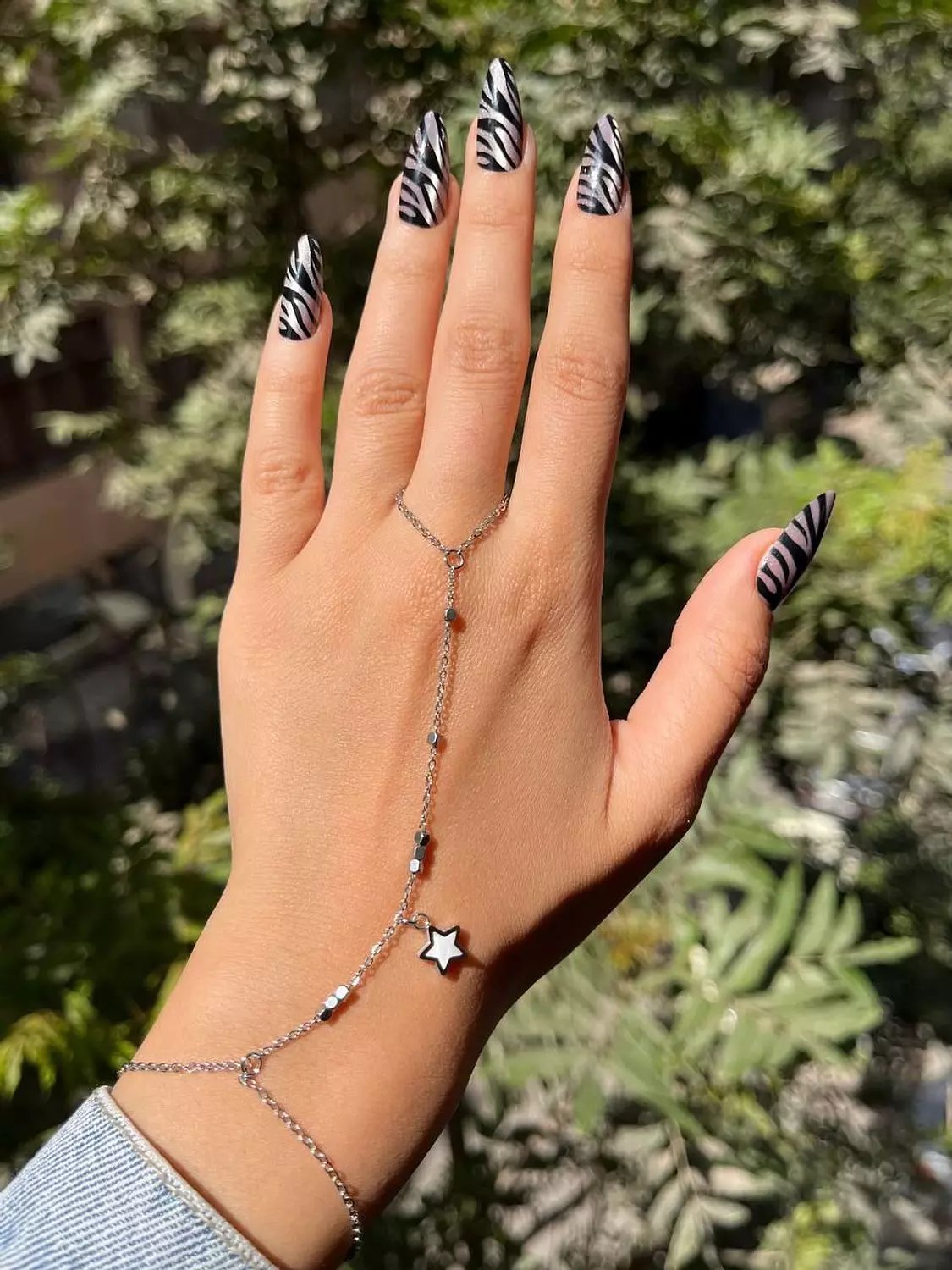 Hand-chain H4 hover image