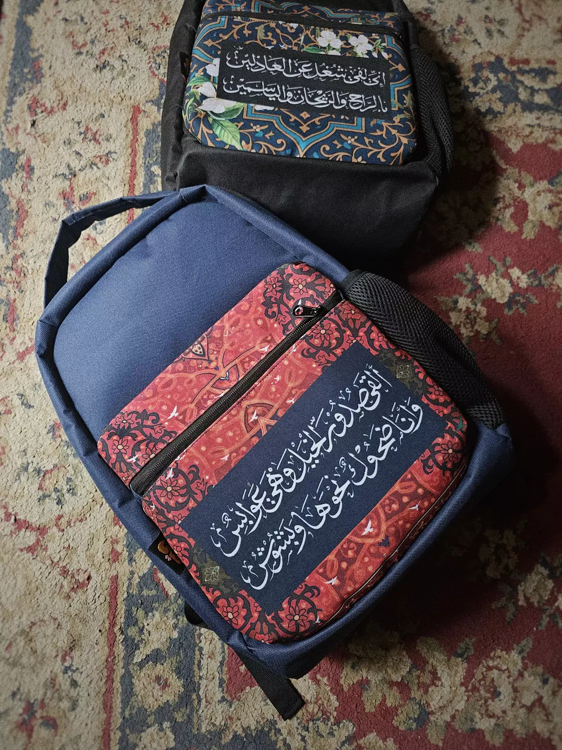 ألقى صدورَ الخيل وهي عوابسٌ/شنطة hover image