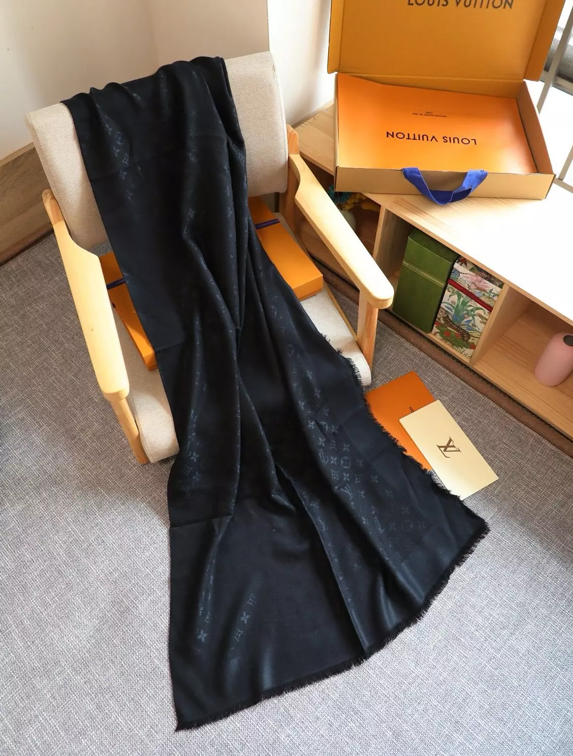 Lv scarf 4