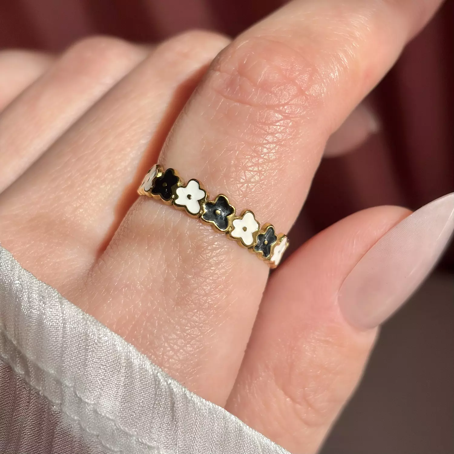 White and black zigzag flowers stainless steel ring  image