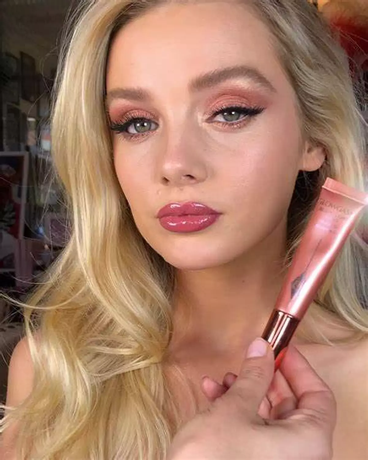 CHARLOTTE TILBURY Glowgasm Beauty Light Wand  shade in pingasm 4