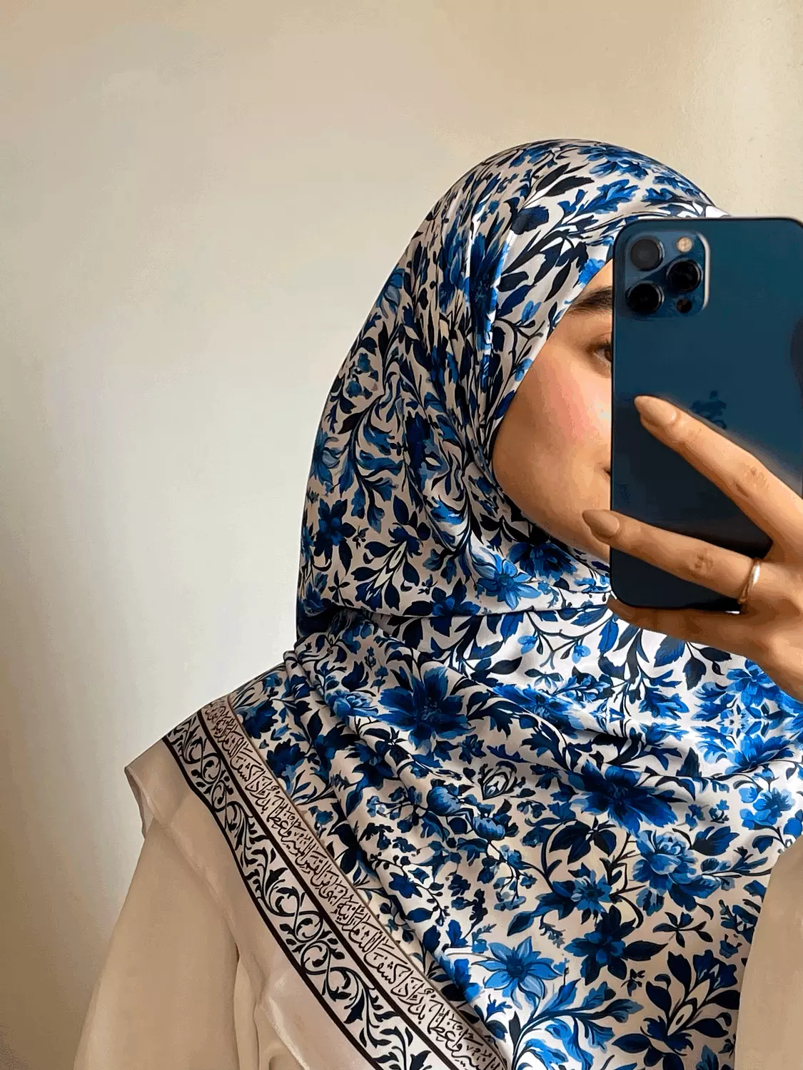 بدرٌ إذا كَشف اللّثامَ رأيتهُ\ سكارف image
