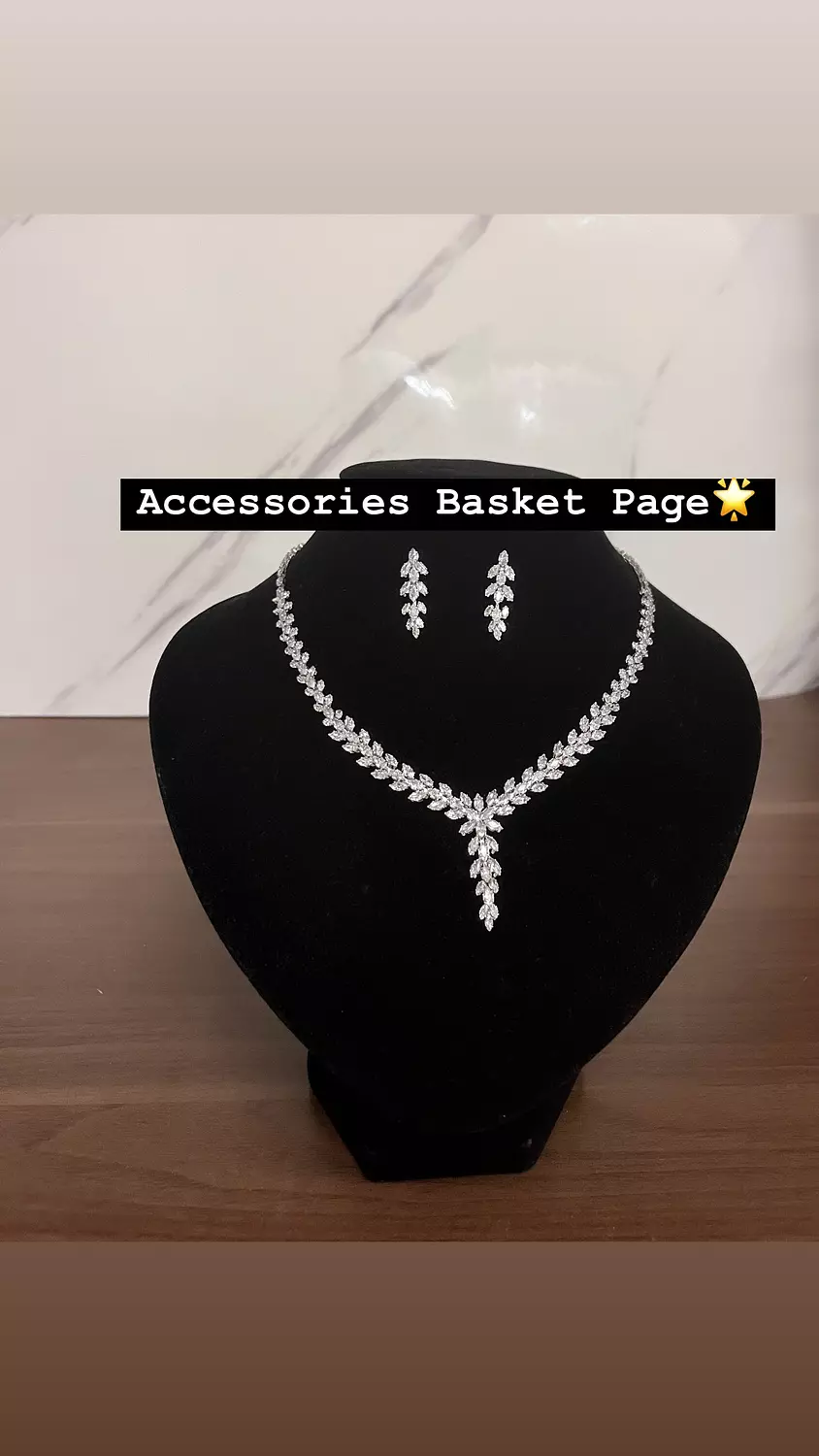 V shape zircon set image