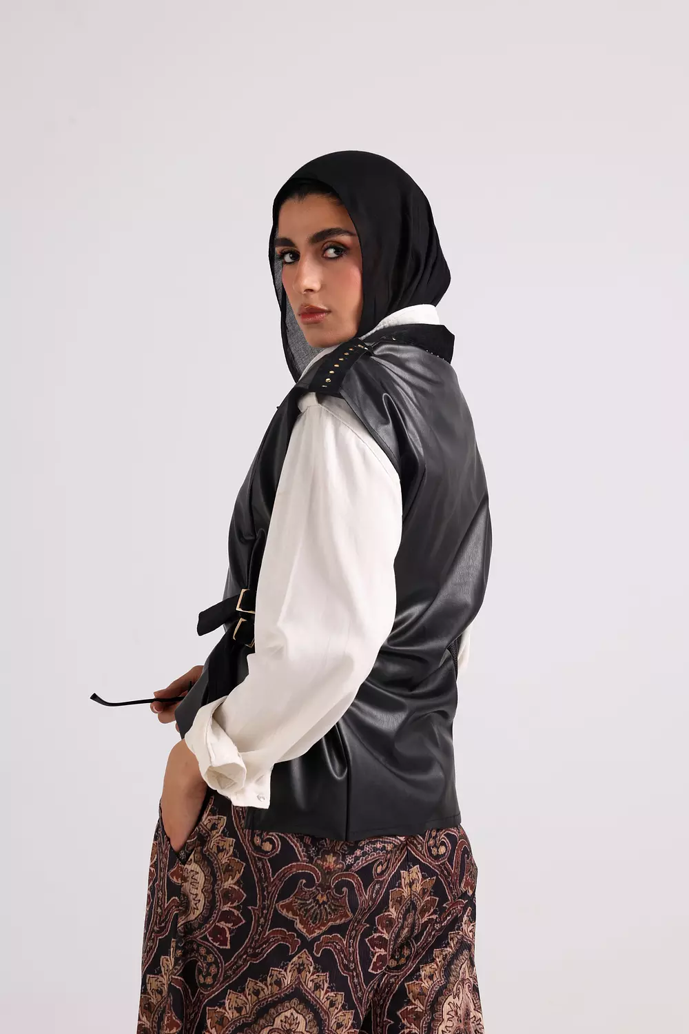 Studed Vellum-Vest "Black" 2