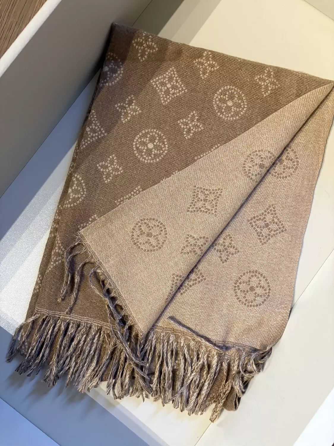 LV WOOL SHAWL 2