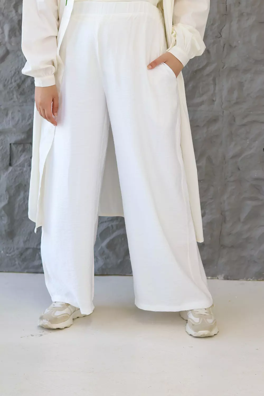 Wide-Leg White Pants 3