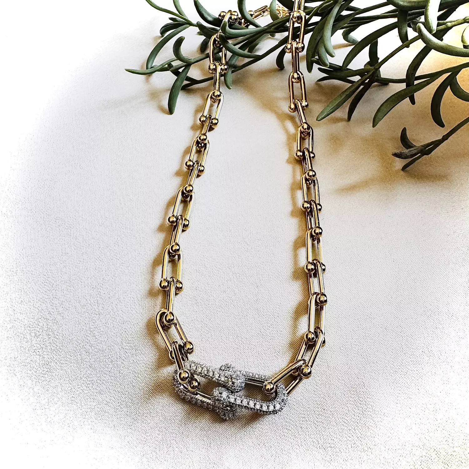 U-Shape zircon gold necklace  image