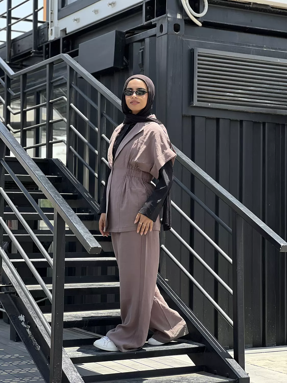 Brown vowel suit with short sleeve 3