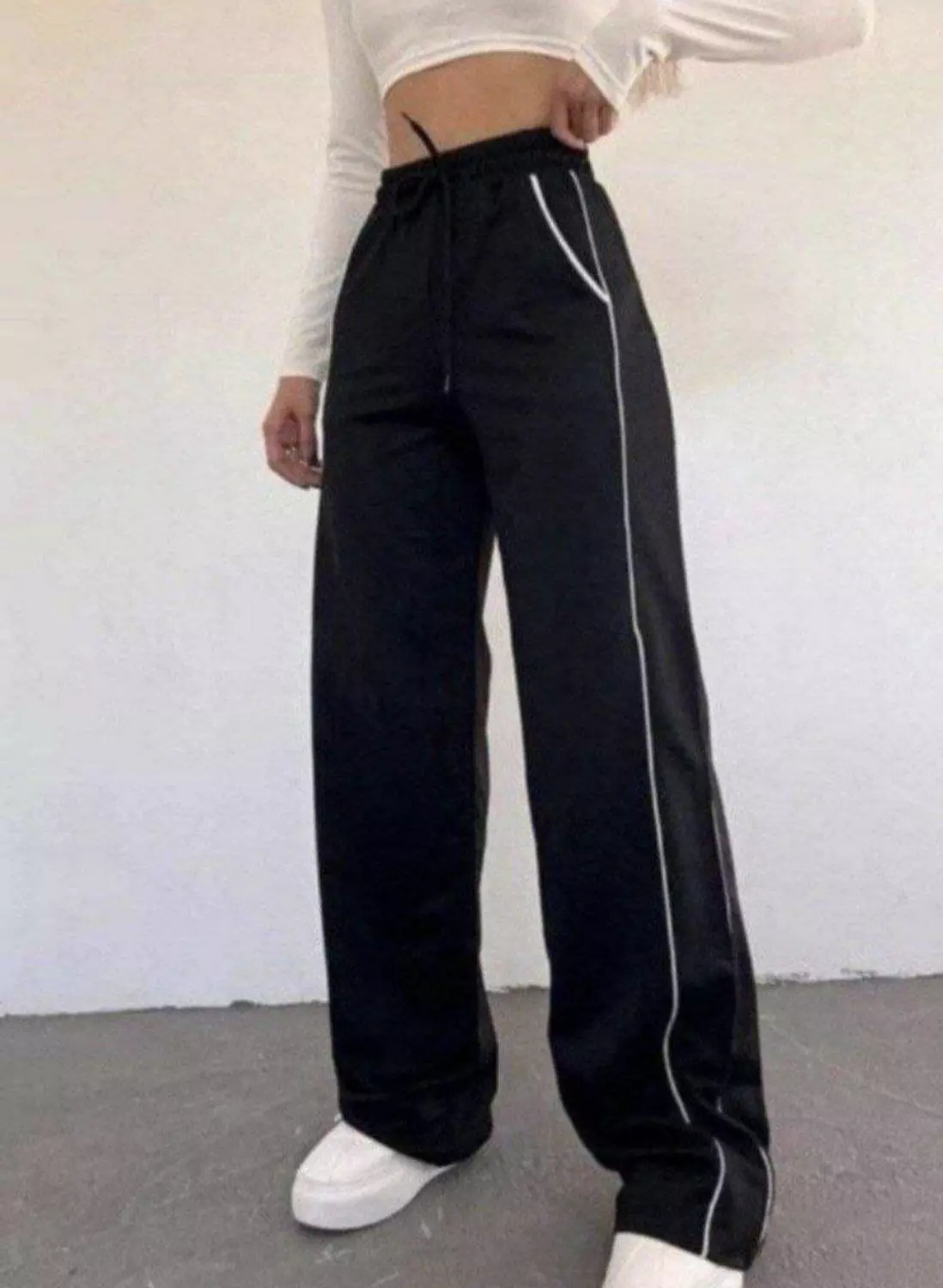 Wide leg Sweatpants with 2 lines 3