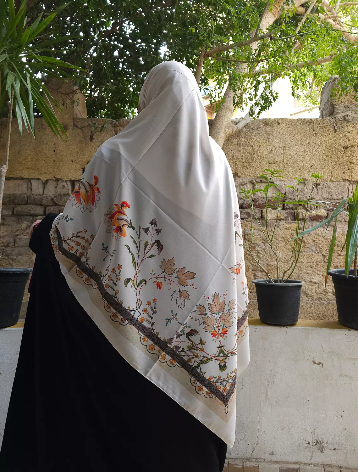 عربيةٌ زانَ القصيدُ بِذِكْرها\خمار  image