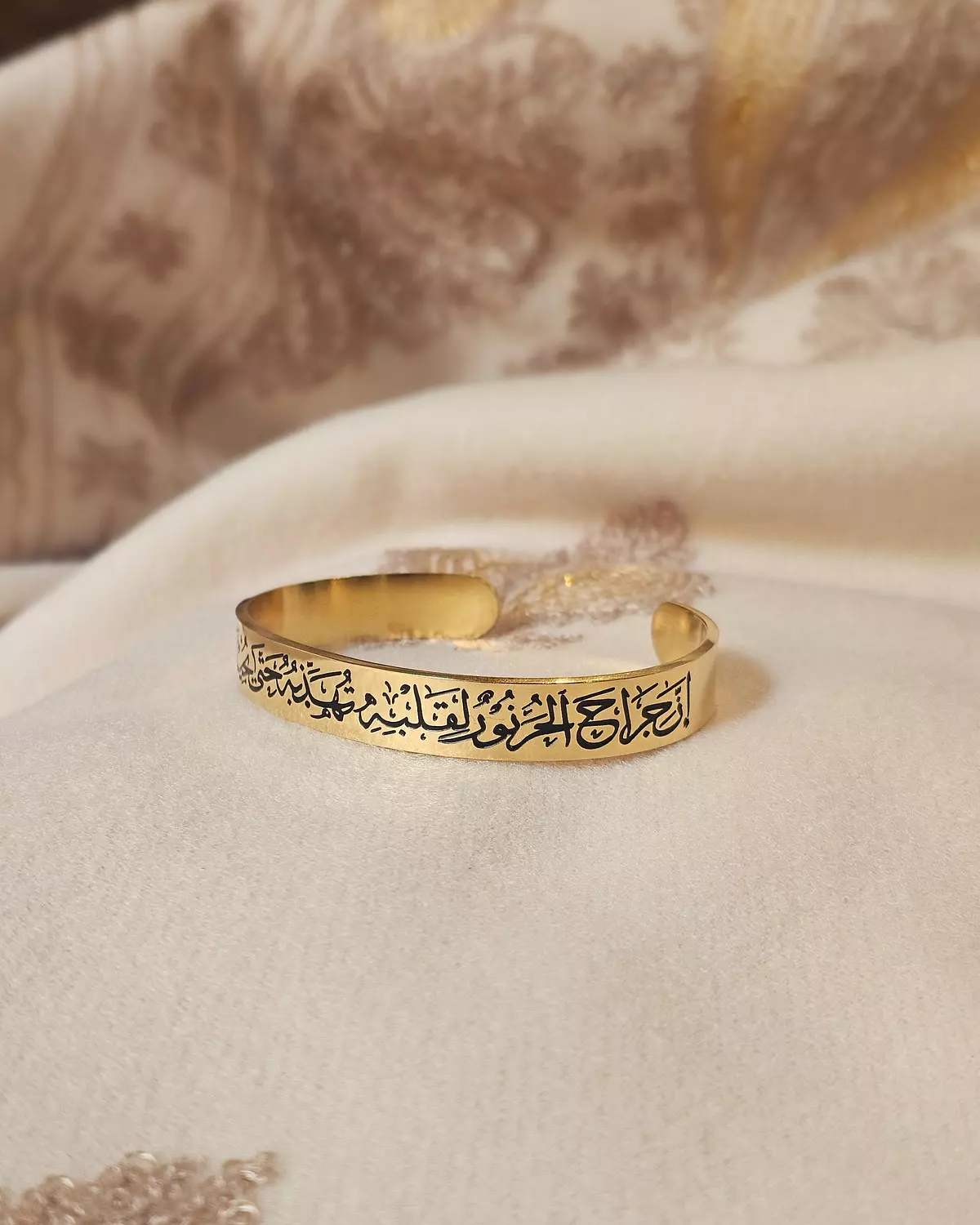 إنَّ جراح الحُر نورٌ لقلبهِ، تهذِّبهُ حتى يجيدَ التفرُّسا/إسورة image