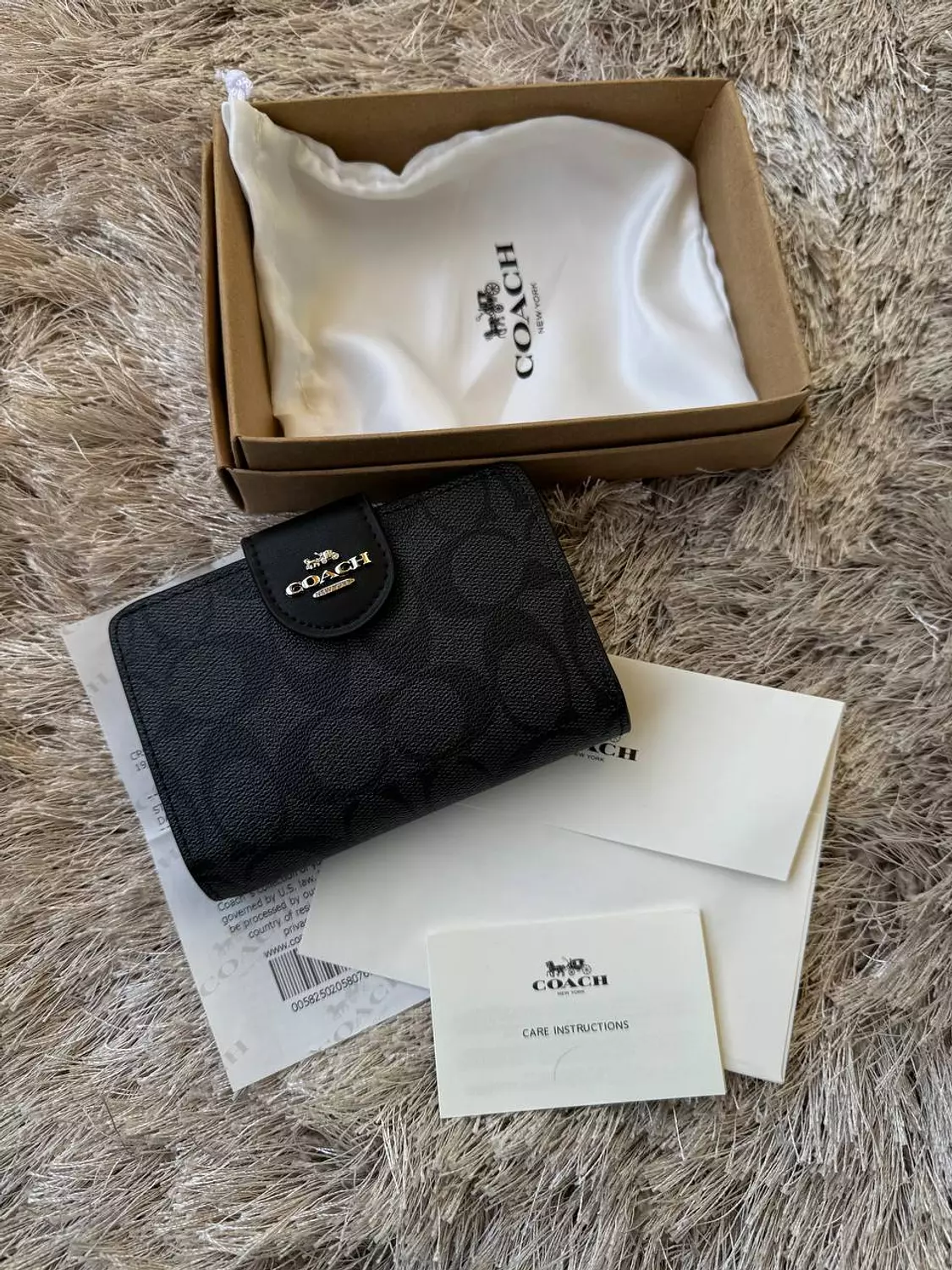 Medium Corner Zip Wallet In Signature black 1