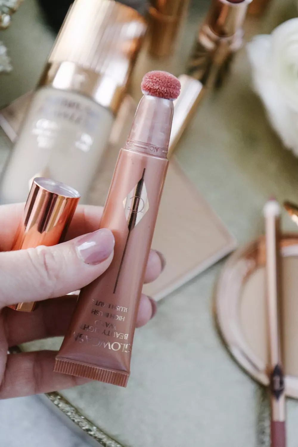 CHARLOTTE TILBURY Glowgasm Beauty Light Wand  shade in pingasm 3